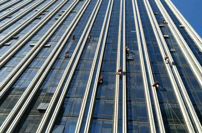 青春集團(tuán)外墻清洗